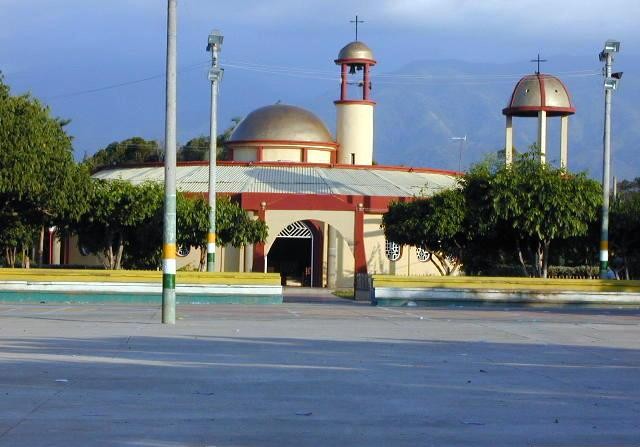 Iglesia sobre plaza municipal