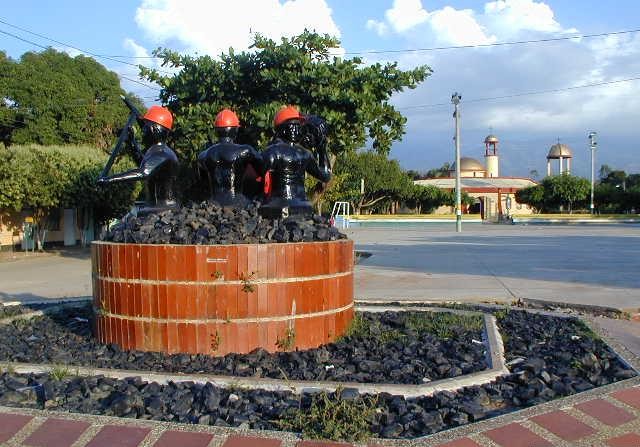 Monumento a los Mineros del Carb&oacute;n, plaza central de la Jagua de Ibir&iacute;co